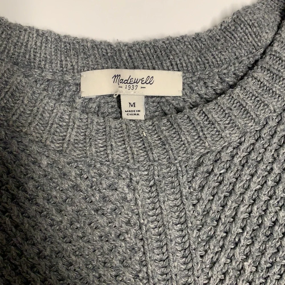 Madewell hex comb 1937 grey Sweater size Medium. Crew neck. slits on the side. - Picture 12 of 16